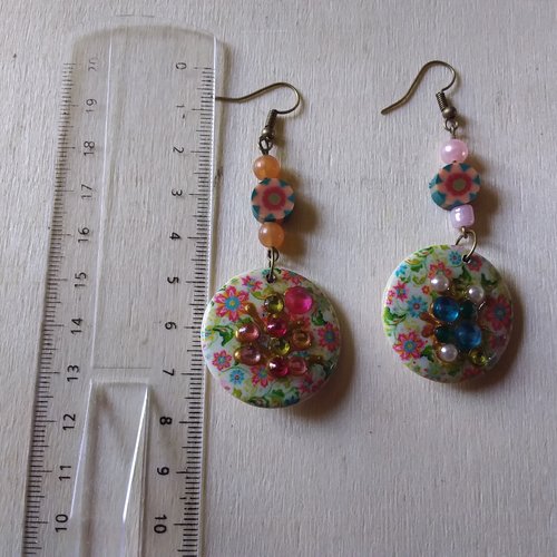 Boucles d’oreilles en bois décoré et résiné