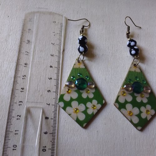 Boucles d’oreilles en bois décoré et résiné