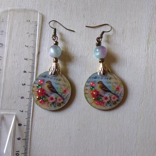 Boucles d’oreilles en bois décoré et résiné