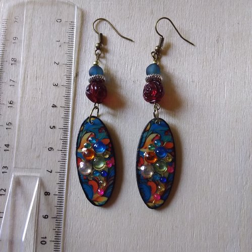 Boucles d’oreilles en bois décoré et résiné