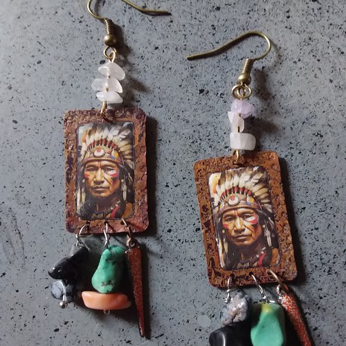 L’indien, boucles d'oreilles en n cuivre émaillé et perles de gemmes