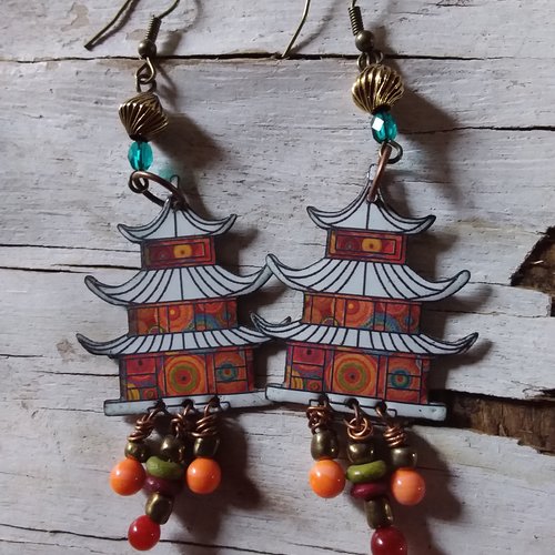 Pagode, boucles d'oreilles cuivre émaillé et perles de verre,  création artisanale unique