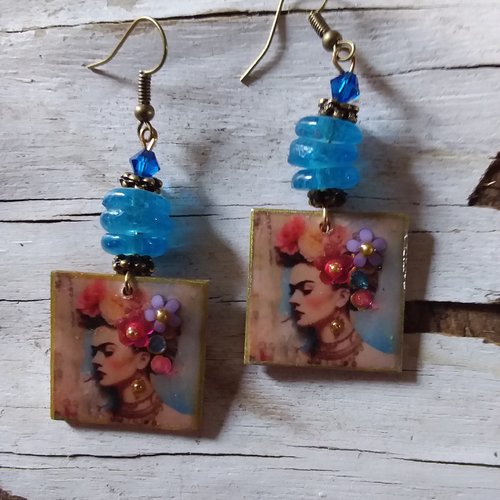 Frida bleue, boucles d’oreilles en bois décoré et résiné,  création artisanale unique