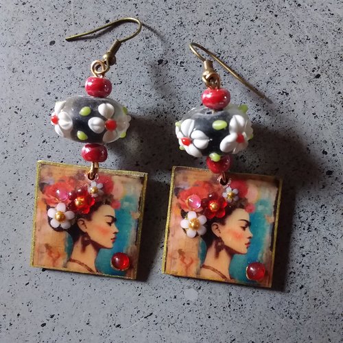 Frida rouge, boucles d'oreilles bois décoré et résiné,  création artisanale unique
