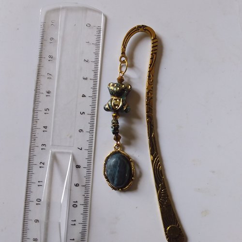 Marque page doré,  perles de verre et cabochon de pierre naturelle,  création artisanale