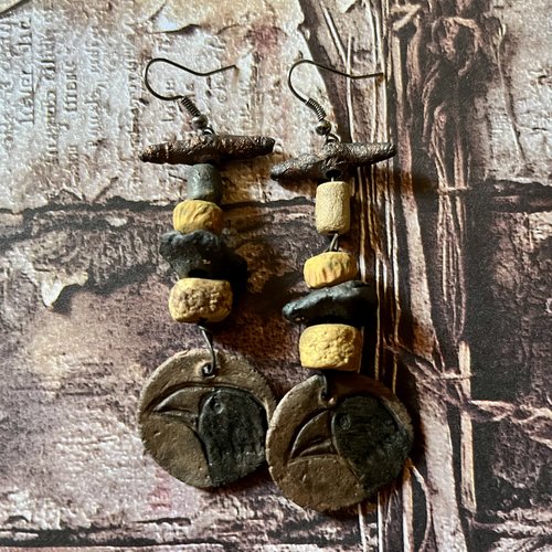 Boucles d’oreilles corbeau en céramique artisanale création unique