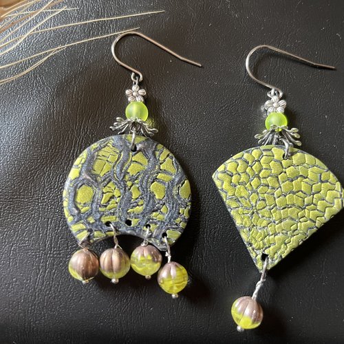 Saveur pistache…boucles d’oreilles asymétriques en argile polymère