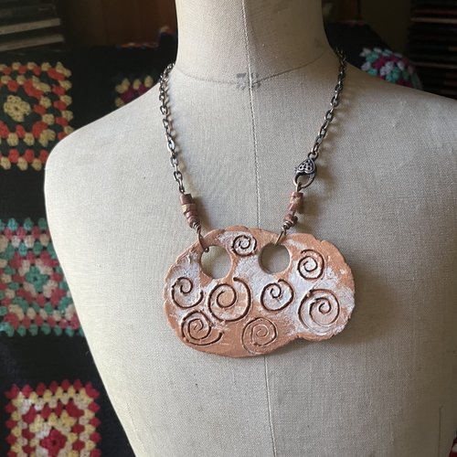 Esprit nature pour ce collier en céramique artisanale et perles de bauxite