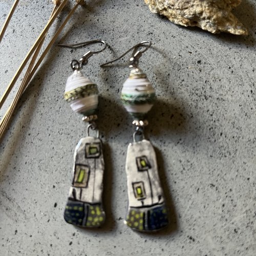 Graffiti …boucles d’oreilles en céramique artisanale et perles de papier