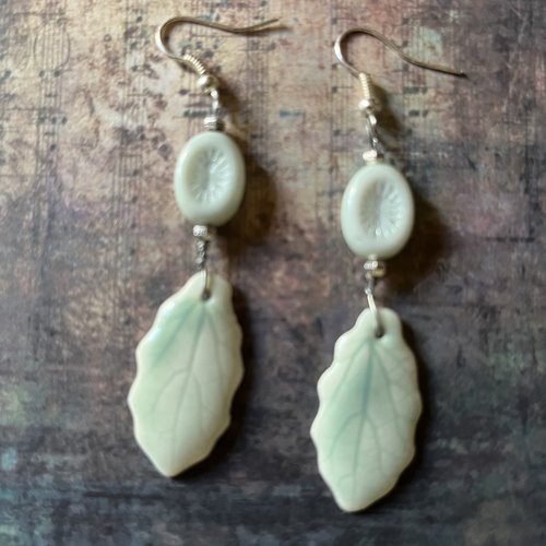 Vert céladon, boucles d’oreilles artisanales en céramique et perles de bohème