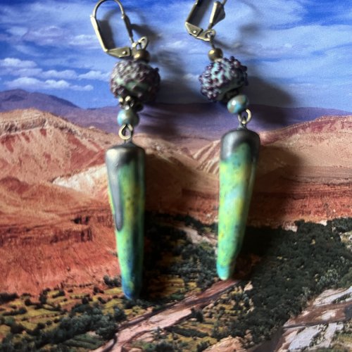 Pointes de céramique, boucles d’oreilles et perles au chalumeau, création artisanale