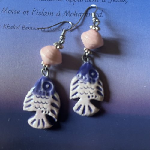 Poisson de céramique et perles de papier pour ces boucles d’oreilles artisanales