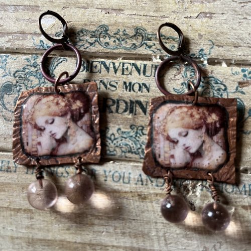 Douce dame, boucles d’oreilles cuivre émaillé et perles de verre au chalumeau, création artisanale