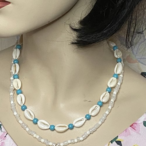 Collier coquillages cauri perles en bois bleues
