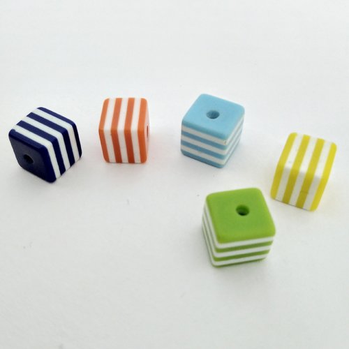 Lot de 5 perles cubes acryliques à rayures blanches assortiement coloris