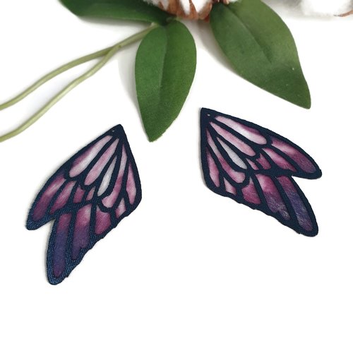 Ailes de papillon noires et violettes