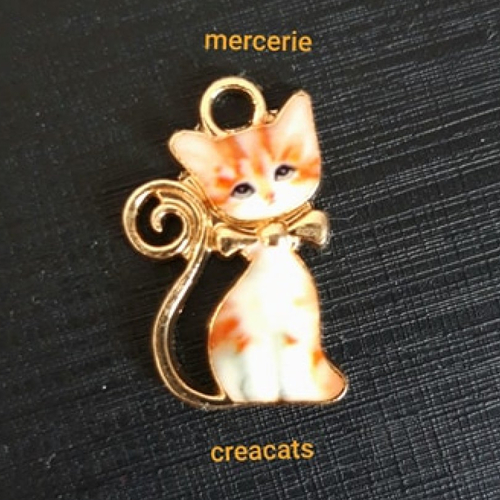 1 pendentif chat émail blanc et roux sur métal doré