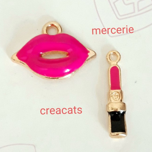 2 pendentifs bouche et rouge à lèvres émail rose / noir sur métal doré