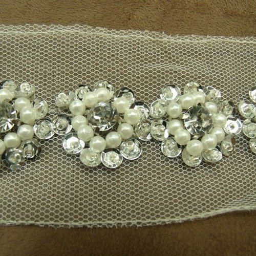 Ruban brodé paillette et perlé nacrée, et strass sur tulle et voile, largeur 5 cm / brodé 2.5 cm, de belle qualité