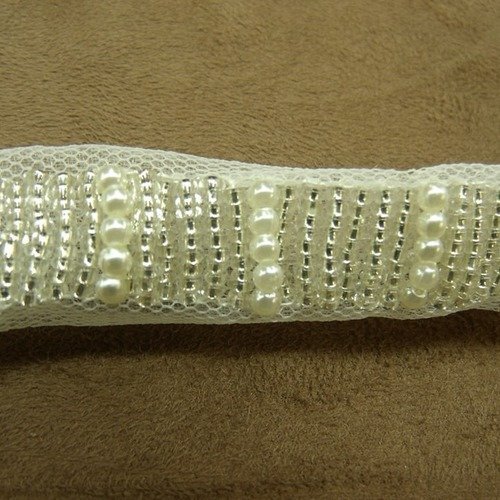 Ruban fine perle nacré ,sur tulle blanc, largeur: 5 cm / perle 1.5 cm, de belle qualité