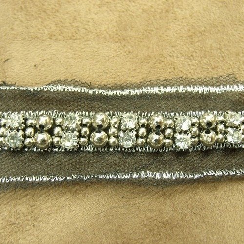 Ruban perlé strass argent , brodée sur voile noir, 3 cm de largeur, brodé sur 1 cm