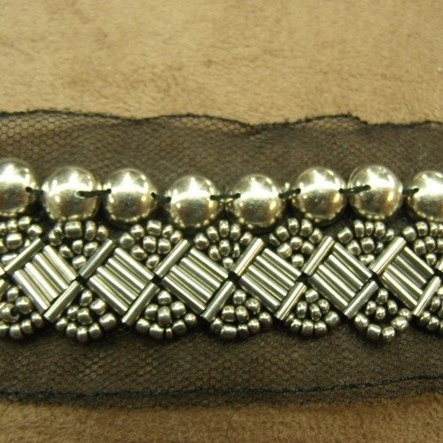 Ruban perlé argent vieillit sur voile et tulle noir, largeur :2.5 cm, voile de 4.5 cm, de belle qualité