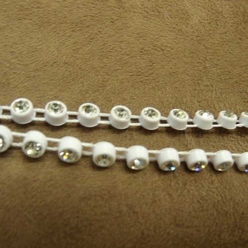 Ruban strass argenté sur fond blanc 5 mm