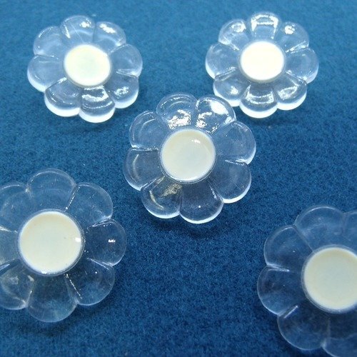 Bouton acrylique motif petite fleur transparente et blanche,25 mm,très tendance ,vendu par 6 /soit  0,83€ l'unité