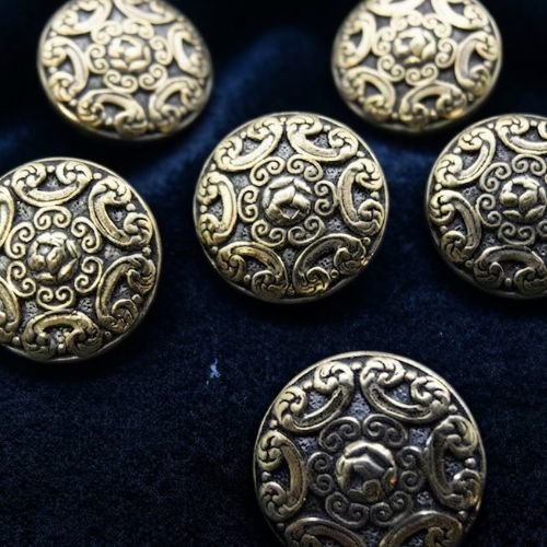 Lot de 6 boutons acrylique or et noir ornements antiques – 22 mm