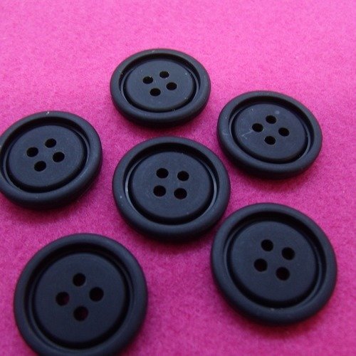 Bouton acrylique  de belle qualité et vintage noir mat a 4 trous, 23 mm, vendu par 6 / soit 0,75€ l'unité