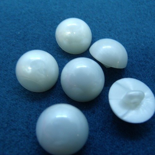 Bouton acrylique de belle qualité et vintage  demi sphere blanc nacré, 15 mm,vendu par 6 /0.75€ l'unité