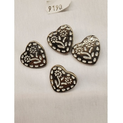 Bouton acrylique de belle qualité vintage  motif coeur blanc et argent ,25 mm,vendu par 6 / soit 0.91€ l'unité
