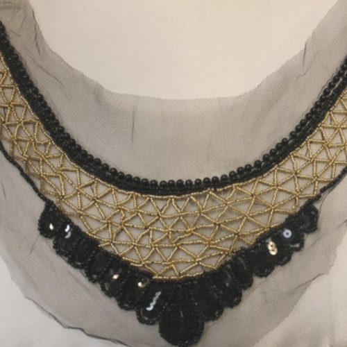 Col à coudre perlé noir et or,longueur 40 cm largeur 10 cm au milieu