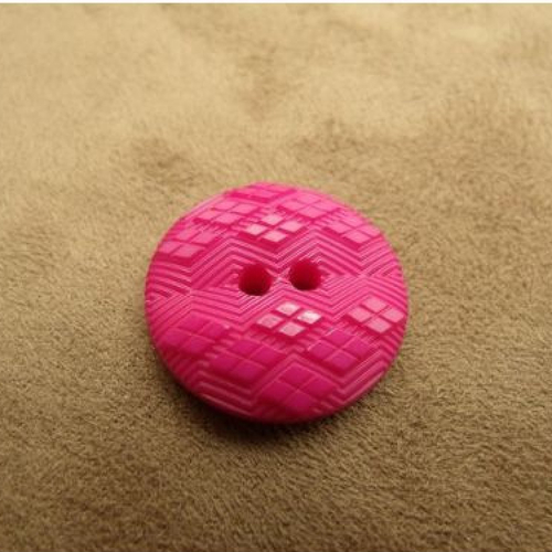 Bouton acrylique petit losange en relief rose fuschia,23 mm