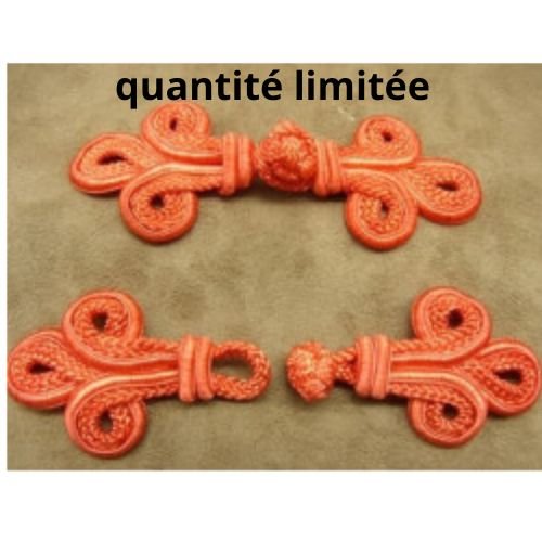 Bouton brandebourg rouge,longueur 14 cm sur largeur  de 5,5 cm