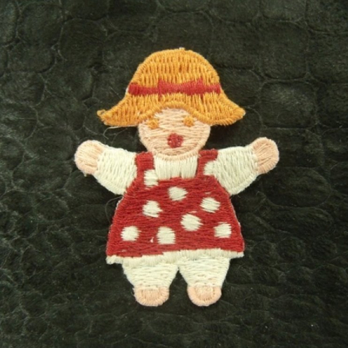 Écusson à coudre- motif: fillette robe rouge avec chapeau orange , largeur 3,5cm sur hauteur 5cm