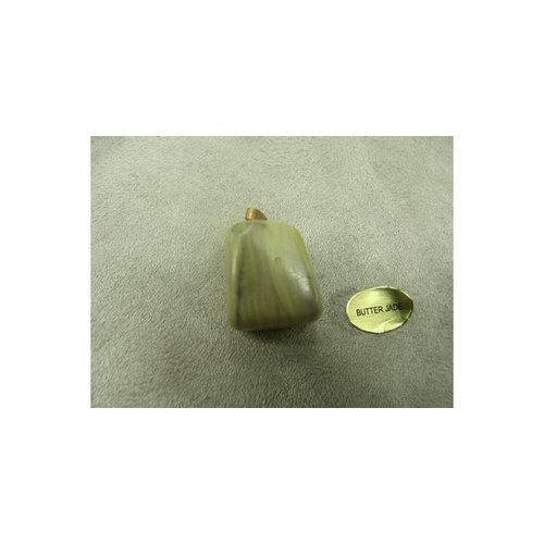 Pendentif motif pierre- butter jade ,hauteur: 2 cm / largeur 1,5 cm / epaisseur: 1,5 cm