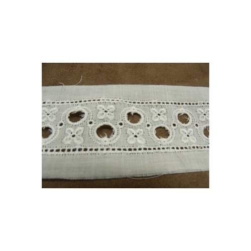 Broderie anglaise coton blanche entre deux,5 cm/hauteur de broderie 3 cm