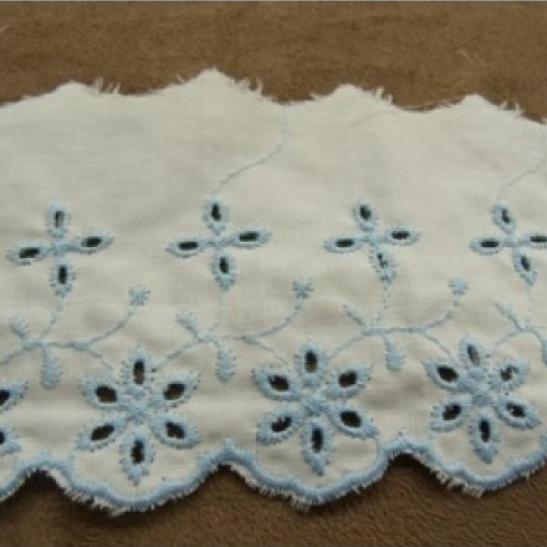 Broderie anglaise coton fond blanc bleu 7 cm /hauteur de broderie:5 cm