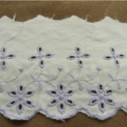 Broderie anglaise coton fond blanc &violet, 7 cm /hauteur de broderie:5 cm