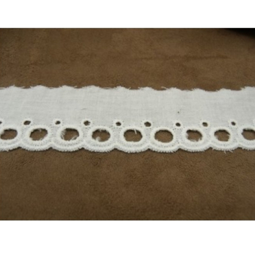 Broderie anglaise coton blanche,4 cm, a trou