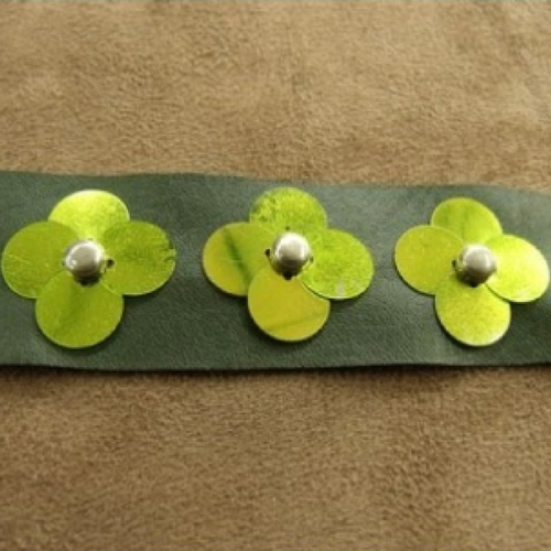 Ruban simili cuir/ skai en sequin avec fleurs vert , 2.5 cm