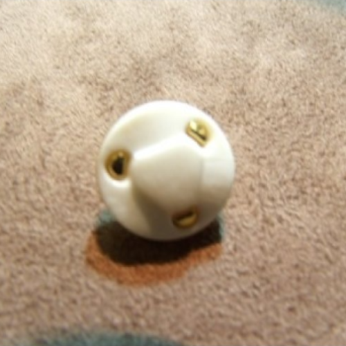Bouton acrylique a queue blanc & or ,de belle qualité,15 mm