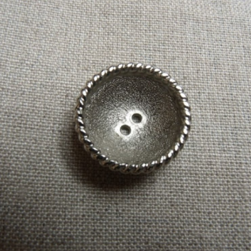 Bouton rond argent a 2 trous ,de belle qualité,22 mm