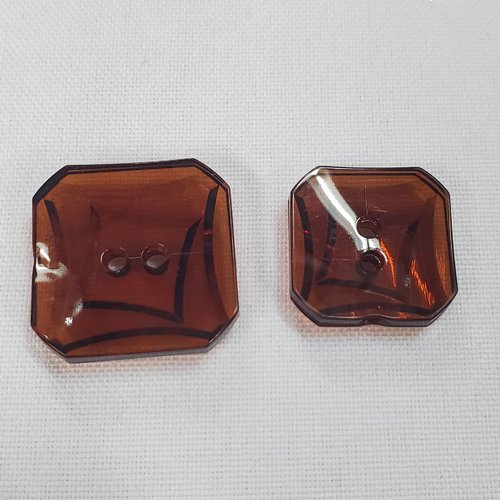 Bouton acrylique carré gravé - marron translucide - 19 mm / 23 mm
