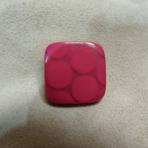 Bouton carre acrylique a queue rose fuschia ,20 mm,de belle qualité