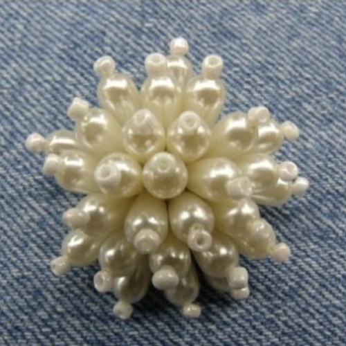 Jolie broche multi perlé nacré,diametre:4.5 cm