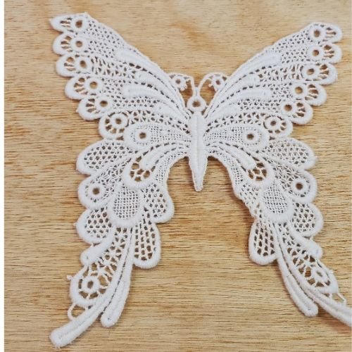 Applique brodé papillon en dentelle écrue – élégant et raffiné