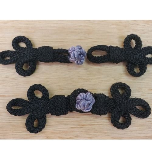 Bouton brandebourg noir avec centre parme longueur 14 cm sur largeur de 5,5 cm