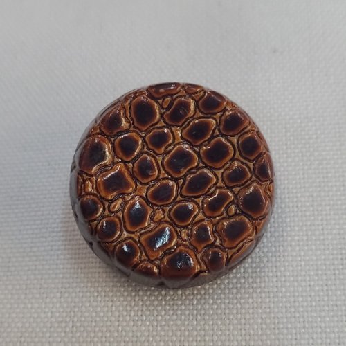 Bouton acrylique marron effet "croco" 25 mm